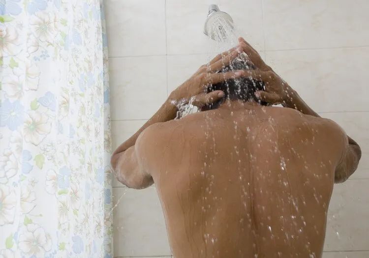 夏天男人經常洗冷水澡可以更“強壯”？